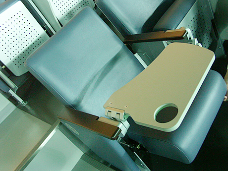 JALスカイビューシートの座席（テーブル付）