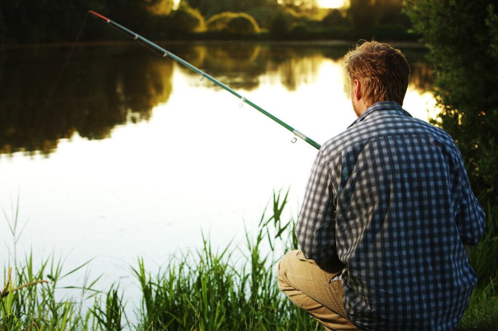 忍耐力を発揮しながら釣りをする男性の写真